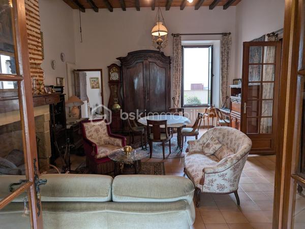 Cet ensemble immobilier se compose d'une maison familiale de 245 m² ainsi que de deux logements indépendants, offrant un potentiel idéal pour une grande famille, un projet intergénérationnel ou un investissement avec revenus locatifs.
La maison principale :
•	4 chambres, dont 3 à l'étage.
•	Un bureau.
•	2 salles d'eau.
•	2 WC indépendants.
•	Une cave.
•	Un garage.
Le confort est assuré grâce au chauffage au gaz de ville et au double vitrage au rez-de-chaussée.
Un extérieur exceptionnel : Véritable écrin de verdure en plein centre du village, le jardin soigneusement aménagé vous invite à la détente avec son magnifique jardin japonais, son point d'eau, sa pergola bioclimatique et son abri de jardin.
Deux logements indépendants, nécessitant un rafraichissement :
L'ensemble comprend également :
🏠 Un T2 de 45 m², actuellement loué, sur deux niveaux avec sa cour privative.
🏠 Un T4 de 90 m², libre de toute occupation, avec cour privative.
Les deux logements disposent du double vitrage.
Des prestations rassurantes
✔ Toiture récente sur l'ensemble immobilier.
✔ Façades récemment refaites.
✔ Garage, cave et dépendances.
Un emplacement privilégié
Le Mas-d'Agenais est un village recherché pour sa qualité de vie. Vous trouverez à quelques minutes à pied : écoles, collège et crèche, commerces et services, 	pharmacie et maison médicale, installations sportives, piscine municipale en saison, la Voie Verte pour les balades à pied ou à vélo.
Pourquoi visiter ?
•	Maison de caractère de 245 m².
•	Deux logements offrant un revenu locatif et un beau potentiel.
•	Jardin japonais unique et parfaitement aménagé.
•	Emplacement central, à proximité de toutes les commodités.
•	Un ensemble immobilier rare sur le secteur.
Que vous recherchiez une résidence familiale avec un complément de revenus ou un investissement patrimonial de qualité, ce bien répondra à de nombreux projets. Une visite s'impose !