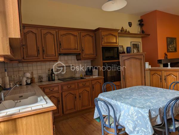 Cet ensemble immobilier se compose d'une maison familiale de 245 m² ainsi que de deux logements indépendants, offrant un potentiel idéal pour une grande famille, un projet intergénérationnel ou un investissement avec revenus locatifs.
La maison principale :
•	4 chambres, dont 3 à l'étage.
•	Un bureau.
•	2 salles d'eau.
•	2 WC indépendants.
•	Une cave.
•	Un garage.
Le confort est assuré grâce au chauffage au gaz de ville et au double vitrage au rez-de-chaussée.
Un extérieur exceptionnel : Véritable écrin de verdure en plein centre du village, le jardin soigneusement aménagé vous invite à la détente avec son magnifique jardin japonais, son point d'eau, sa pergola bioclimatique et son abri de jardin.
Deux logements indépendants, nécessitant un rafraichissement :
L'ensemble comprend également :
🏠 Un T2 de 45 m², actuellement loué, sur deux niveaux avec sa cour privative.
🏠 Un T4 de 90 m², libre de toute occupation, avec cour privative.
Les deux logements disposent du double vitrage.
Des prestations rassurantes
✔ Toiture récente sur l'ensemble immobilier.
✔ Façades récemment refaites.
✔ Garage, cave et dépendances.
Un emplacement privilégié
Le Mas-d'Agenais est un village recherché pour sa qualité de vie. Vous trouverez à quelques minutes à pied : écoles, collège et crèche, commerces et services, 	pharmacie et maison médicale, installations sportives, piscine municipale en saison, la Voie Verte pour les balades à pied ou à vélo.
Pourquoi visiter ?
•	Maison de caractère de 245 m².
•	Deux logements offrant un revenu locatif et un beau potentiel.
•	Jardin japonais unique et parfaitement aménagé.
•	Emplacement central, à proximité de toutes les commodités.
•	Un ensemble immobilier rare sur le secteur.
Que vous recherchiez une résidence familiale avec un complément de revenus ou un investissement patrimonial de qualité, ce bien répondra à de nombreux projets. Une visite s'impose !