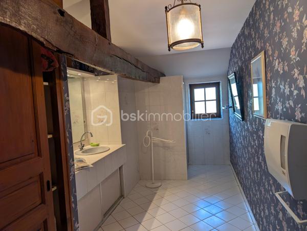 Cet ensemble immobilier se compose d'une maison familiale de 245 m² ainsi que de deux logements indépendants, offrant un potentiel idéal pour une grande famille, un projet intergénérationnel ou un investissement avec revenus locatifs.
La maison principale :
•	4 chambres, dont 3 à l'étage.
•	Un bureau.
•	2 salles d'eau.
•	2 WC indépendants.
•	Une cave.
•	Un garage.
Le confort est assuré grâce au chauffage au gaz de ville et au double vitrage au rez-de-chaussée.
Un extérieur exceptionnel : Véritable écrin de verdure en plein centre du village, le jardin soigneusement aménagé vous invite à la détente avec son magnifique jardin japonais, son point d'eau, sa pergola bioclimatique et son abri de jardin.
Deux logements indépendants, nécessitant un rafraichissement :
L'ensemble comprend également :
🏠 Un T2 de 45 m², actuellement loué, sur deux niveaux avec sa cour privative.
🏠 Un T4 de 90 m², libre de toute occupation, avec cour privative.
Les deux logements disposent du double vitrage.
Des prestations rassurantes
✔ Toiture récente sur l'ensemble immobilier.
✔ Façades récemment refaites.
✔ Garage, cave et dépendances.
Un emplacement privilégié
Le Mas-d'Agenais est un village recherché pour sa qualité de vie. Vous trouverez à quelques minutes à pied : écoles, collège et crèche, commerces et services, 	pharmacie et maison médicale, installations sportives, piscine municipale en saison, la Voie Verte pour les balades à pied ou à vélo.
Pourquoi visiter ?
•	Maison de caractère de 245 m².
•	Deux logements offrant un revenu locatif et un beau potentiel.
•	Jardin japonais unique et parfaitement aménagé.
•	Emplacement central, à proximité de toutes les commodités.
•	Un ensemble immobilier rare sur le secteur.
Que vous recherchiez une résidence familiale avec un complément de revenus ou un investissement patrimonial de qualité, ce bien répondra à de nombreux projets. Une visite s'impose !