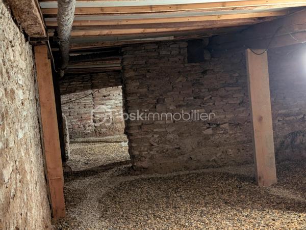 Cet ensemble immobilier se compose d'une maison familiale de 245 m² ainsi que de deux logements indépendants, offrant un potentiel idéal pour une grande famille, un projet intergénérationnel ou un investissement avec revenus locatifs.
La maison principale :
•	4 chambres, dont 3 à l'étage.
•	Un bureau.
•	2 salles d'eau.
•	2 WC indépendants.
•	Une cave.
•	Un garage.
Le confort est assuré grâce au chauffage au gaz de ville et au double vitrage au rez-de-chaussée.
Un extérieur exceptionnel : Véritable écrin de verdure en plein centre du village, le jardin soigneusement aménagé vous invite à la détente avec son magnifique jardin japonais, son point d'eau, sa pergola bioclimatique et son abri de jardin.
Deux logements indépendants, nécessitant un rafraichissement :
L'ensemble comprend également :
🏠 Un T2 de 45 m², actuellement loué, sur deux niveaux avec sa cour privative.
🏠 Un T4 de 90 m², libre de toute occupation, avec cour privative.
Les deux logements disposent du double vitrage.
Des prestations rassurantes
✔ Toiture récente sur l'ensemble immobilier.
✔ Façades récemment refaites.
✔ Garage, cave et dépendances.
Un emplacement privilégié
Le Mas-d'Agenais est un village recherché pour sa qualité de vie. Vous trouverez à quelques minutes à pied : écoles, collège et crèche, commerces et services, 	pharmacie et maison médicale, installations sportives, piscine municipale en saison, la Voie Verte pour les balades à pied ou à vélo.
Pourquoi visiter ?
•	Maison de caractère de 245 m².
•	Deux logements offrant un revenu locatif et un beau potentiel.
•	Jardin japonais unique et parfaitement aménagé.
•	Emplacement central, à proximité de toutes les commodités.
•	Un ensemble immobilier rare sur le secteur.
Que vous recherchiez une résidence familiale avec un complément de revenus ou un investissement patrimonial de qualité, ce bien répondra à de nombreux projets. Une visite s'impose !