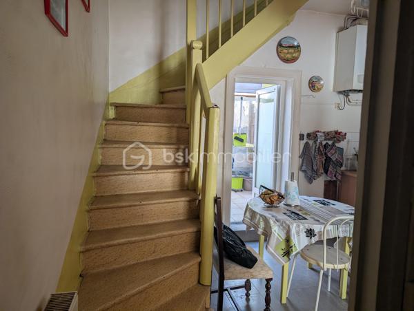 Cet ensemble immobilier se compose d'une maison familiale de 245 m² ainsi que de deux logements indépendants, offrant un potentiel idéal pour une grande famille, un projet intergénérationnel ou un investissement avec revenus locatifs.
La maison principale :
•	4 chambres, dont 3 à l'étage.
•	Un bureau.
•	2 salles d'eau.
•	2 WC indépendants.
•	Une cave.
•	Un garage.
Le confort est assuré grâce au chauffage au gaz de ville et au double vitrage au rez-de-chaussée.
Un extérieur exceptionnel : Véritable écrin de verdure en plein centre du village, le jardin soigneusement aménagé vous invite à la détente avec son magnifique jardin japonais, son point d'eau, sa pergola bioclimatique et son abri de jardin.
Deux logements indépendants, nécessitant un rafraichissement :
L'ensemble comprend également :
🏠 Un T2 de 45 m², actuellement loué, sur deux niveaux avec sa cour privative.
🏠 Un T4 de 90 m², libre de toute occupation, avec cour privative.
Les deux logements disposent du double vitrage.
Des prestations rassurantes
✔ Toiture récente sur l'ensemble immobilier.
✔ Façades récemment refaites.
✔ Garage, cave et dépendances.
Un emplacement privilégié
Le Mas-d'Agenais est un village recherché pour sa qualité de vie. Vous trouverez à quelques minutes à pied : écoles, collège et crèche, commerces et services, 	pharmacie et maison médicale, installations sportives, piscine municipale en saison, la Voie Verte pour les balades à pied ou à vélo.
Pourquoi visiter ?
•	Maison de caractère de 245 m².
•	Deux logements offrant un revenu locatif et un beau potentiel.
•	Jardin japonais unique et parfaitement aménagé.
•	Emplacement central, à proximité de toutes les commodités.
•	Un ensemble immobilier rare sur le secteur.
Que vous recherchiez une résidence familiale avec un complément de revenus ou un investissement patrimonial de qualité, ce bien répondra à de nombreux projets. Une visite s'impose !