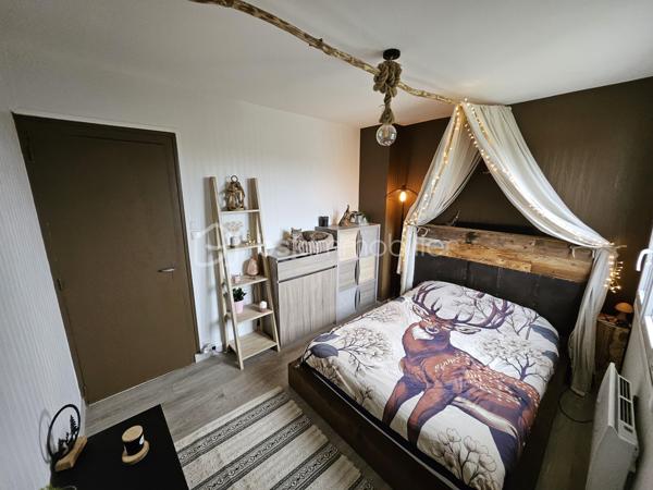 Dans une impasse résidentielle de Niort, proche des commerces, des écoles et des arrêts de bus, cette maison rénovée offre un cadre de vie pratique, calme et facile à vivre.

Le rez-de-chaussée surélevé s'ouvre sur une entrée, un WC indépendant avec fenêtre. On traverse ensuite un salon cosy équipé d'un poêle à granulés, qui donne sur l'espace salle à manger, lequel conduit à une cuisine très lumineuse, fonctionnelle, aménagée et équipée. Depuis la cuisine, une porte-fenêtre ouvre directement sur le jardin à l'arrière, pensé comme un vrai lieu de vie extérieur.

À l'étage, le palier dessert une salle d'eau et trois chambres, dont une actuellement aménagée en dressing.

Le sous-sol, partiellement enterré, offre plus de 35 m² avec un garage, un espace buanderie et un atelier, ainsi qu'un vrai volume de rangement complémentaire.

Le jardin, plutôt intime, est aménagé avec un coin barbecue en granit, un petit bassin, un potager hors-sol, des arbres fruitiers et un poulailler couvert. Il propose un lieu pour chaque type d'activité extérieure.

Éléments de confort : Rénovation intérieure complète en 2020
* Poêle à granulés + radiateurs électriques pour la mi-saison
* Huisseries PVC double vitrage (la plupart oscillo-battantes)
* Volets roulants électriques isolants et occultants
* Assainissement collectif conforme
* Toiture refaite en 2025

**À savoir** : maison mitoyenne d'un côté, sur trois niveaux. Pas de travaux à prévoir.
Taxe foncière : 1 230 €/an

Selon l'article L.561.5 du Code Monétaire et Financier, pour l'organisation de la visite, la présentation d'une pièce d'identité vous sera demandée.

Vous avez la possibilité de vous faire accompagner, lors de la visite, par un professionnel de la construction de votre choix afin d'obtenir un avis technique éclairé et de sécuriser votre projet d'acquisition. Merci de me prévenir en amont pour faciliter l'organisation de la visite.

Chers confrères, contactez-moi pour travailler en inter-cabinet.