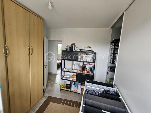 Dans une impasse résidentielle de Niort, proche des commerces, des écoles et des arrêts de bus, cette maison rénovée offre un cadre de vie pratique, calme et facile à vivre.

Le rez-de-chaussée surélevé s'ouvre sur une entrée, un WC indépendant avec fenêtre. On traverse ensuite un salon cosy équipé d'un poêle à granulés, qui donne sur l'espace salle à manger, lequel conduit à une cuisine très lumineuse, fonctionnelle, aménagée et équipée. Depuis la cuisine, une porte-fenêtre ouvre directement sur le jardin à l'arrière, pensé comme un vrai lieu de vie extérieur.

À l'étage, le palier dessert une salle d'eau et trois chambres, dont une actuellement aménagée en dressing.

Le sous-sol, partiellement enterré, offre plus de 35 m² avec un garage, un espace buanderie et un atelier, ainsi qu'un vrai volume de rangement complémentaire.

Le jardin, plutôt intime, est aménagé avec un coin barbecue en granit, un petit bassin, un potager hors-sol, des arbres fruitiers et un poulailler couvert. Il propose un lieu pour chaque type d'activité extérieure.

Éléments de confort : Rénovation intérieure complète en 2020
* Poêle à granulés + radiateurs électriques pour la mi-saison
* Huisseries PVC double vitrage (la plupart oscillo-battantes)
* Volets roulants électriques isolants et occultants
* Assainissement collectif conforme
* Toiture refaite en 2025

**À savoir** : maison mitoyenne d'un côté, sur trois niveaux. Pas de travaux à prévoir.
Taxe foncière : 1 230 €/an

Selon l'article L.561.5 du Code Monétaire et Financier, pour l'organisation de la visite, la présentation d'une pièce d'identité vous sera demandée.

Vous avez la possibilité de vous faire accompagner, lors de la visite, par un professionnel de la construction de votre choix afin d'obtenir un avis technique éclairé et de sécuriser votre projet d'acquisition. Merci de me prévenir en amont pour faciliter l'organisation de la visite.

Chers confrères, contactez-moi pour travailler en inter-cabinet.