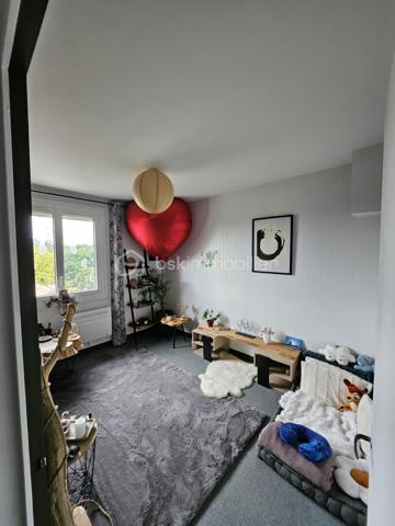Dans une impasse résidentielle de Niort, proche des commerces, des écoles et des arrêts de bus, cette maison rénovée offre un cadre de vie pratique, calme et facile à vivre.

Le rez-de-chaussée surélevé s'ouvre sur une entrée, un WC indépendant avec fenêtre. On traverse ensuite un salon cosy équipé d'un poêle à granulés, qui donne sur l'espace salle à manger, lequel conduit à une cuisine très lumineuse, fonctionnelle, aménagée et équipée. Depuis la cuisine, une porte-fenêtre ouvre directement sur le jardin à l'arrière, pensé comme un vrai lieu de vie extérieur.

À l'étage, le palier dessert une salle d'eau et trois chambres, dont une actuellement aménagée en dressing.

Le sous-sol, partiellement enterré, offre plus de 35 m² avec un garage, un espace buanderie et un atelier, ainsi qu'un vrai volume de rangement complémentaire.

Le jardin, plutôt intime, est aménagé avec un coin barbecue en granit, un petit bassin, un potager hors-sol, des arbres fruitiers et un poulailler couvert. Il propose un lieu pour chaque type d'activité extérieure.

Éléments de confort : Rénovation intérieure complète en 2020
* Poêle à granulés + radiateurs électriques pour la mi-saison
* Huisseries PVC double vitrage (la plupart oscillo-battantes)
* Volets roulants électriques isolants et occultants
* Assainissement collectif conforme
* Toiture refaite en 2025

**À savoir** : maison mitoyenne d'un côté, sur trois niveaux. Pas de travaux à prévoir.
Taxe foncière : 1 230 €/an

Selon l'article L.561.5 du Code Monétaire et Financier, pour l'organisation de la visite, la présentation d'une pièce d'identité vous sera demandée.

Vous avez la possibilité de vous faire accompagner, lors de la visite, par un professionnel de la construction de votre choix afin d'obtenir un avis technique éclairé et de sécuriser votre projet d'acquisition. Merci de me prévenir en amont pour faciliter l'organisation de la visite.

Chers confrères, contactez-moi pour travailler en inter-cabinet.