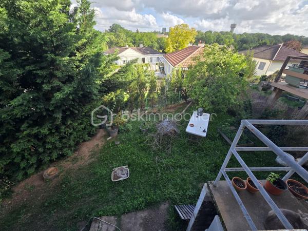 Dans une impasse résidentielle de Niort, proche des commerces, des écoles et des arrêts de bus, cette maison rénovée offre un cadre de vie pratique, calme et facile à vivre.

Le rez-de-chaussée surélevé s'ouvre sur une entrée, un WC indépendant avec fenêtre. On traverse ensuite un salon cosy équipé d'un poêle à granulés, qui donne sur l'espace salle à manger, lequel conduit à une cuisine très lumineuse, fonctionnelle, aménagée et équipée. Depuis la cuisine, une porte-fenêtre ouvre directement sur le jardin à l'arrière, pensé comme un vrai lieu de vie extérieur.

À l'étage, le palier dessert une salle d'eau et trois chambres, dont une actuellement aménagée en dressing.

Le sous-sol, partiellement enterré, offre plus de 35 m² avec un garage, un espace buanderie et un atelier, ainsi qu'un vrai volume de rangement complémentaire.

Le jardin, plutôt intime, est aménagé avec un coin barbecue en granit, un petit bassin, un potager hors-sol, des arbres fruitiers et un poulailler couvert. Il propose un lieu pour chaque type d'activité extérieure.

Éléments de confort : Rénovation intérieure complète en 2020
* Poêle à granulés + radiateurs électriques pour la mi-saison
* Huisseries PVC double vitrage (la plupart oscillo-battantes)
* Volets roulants électriques isolants et occultants
* Assainissement collectif conforme
* Toiture refaite en 2025

**À savoir** : maison mitoyenne d'un côté, sur trois niveaux. Pas de travaux à prévoir.
Taxe foncière : 1 230 €/an

Selon l'article L.561.5 du Code Monétaire et Financier, pour l'organisation de la visite, la présentation d'une pièce d'identité vous sera demandée.

Vous avez la possibilité de vous faire accompagner, lors de la visite, par un professionnel de la construction de votre choix afin d'obtenir un avis technique éclairé et de sécuriser votre projet d'acquisition. Merci de me prévenir en amont pour faciliter l'organisation de la visite.

Chers confrères, contactez-moi pour travailler en inter-cabinet.