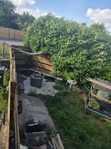 Dans une impasse résidentielle de Niort, proche des commerces, des écoles et des arrêts de bus, cette maison rénovée offre un cadre de vie pratique, calme et facile à vivre.

Le rez-de-chaussée surélevé s'ouvre sur une entrée, un WC indépendant avec fenêtre. On traverse ensuite un salon cosy équipé d'un poêle à granulés, qui donne sur l'espace salle à manger, lequel conduit à une cuisine très lumineuse, fonctionnelle, aménagée et équipée. Depuis la cuisine, une porte-fenêtre ouvre directement sur le jardin à l'arrière, pensé comme un vrai lieu de vie extérieur.

À l'étage, le palier dessert une salle d'eau et trois chambres, dont une actuellement aménagée en dressing.

Le sous-sol, partiellement enterré, offre plus de 35 m² avec un garage, un espace buanderie et un atelier, ainsi qu'un vrai volume de rangement complémentaire.

Le jardin, plutôt intime, est aménagé avec un coin barbecue en granit, un petit bassin, un potager hors-sol, des arbres fruitiers et un poulailler couvert. Il propose un lieu pour chaque type d'activité extérieure.

Éléments de confort : Rénovation intérieure complète en 2020
* Poêle à granulés + radiateurs électriques pour la mi-saison
* Huisseries PVC double vitrage (la plupart oscillo-battantes)
* Volets roulants électriques isolants et occultants
* Assainissement collectif conforme
* Toiture refaite en 2025

**À savoir** : maison mitoyenne d'un côté, sur trois niveaux. Pas de travaux à prévoir.
Taxe foncière : 1 230 €/an

Selon l'article L.561.5 du Code Monétaire et Financier, pour l'organisation de la visite, la présentation d'une pièce d'identité vous sera demandée.

Vous avez la possibilité de vous faire accompagner, lors de la visite, par un professionnel de la construction de votre choix afin d'obtenir un avis technique éclairé et de sécuriser votre projet d'acquisition. Merci de me prévenir en amont pour faciliter l'organisation de la visite.

Chers confrères, contactez-moi pour travailler en inter-cabinet.