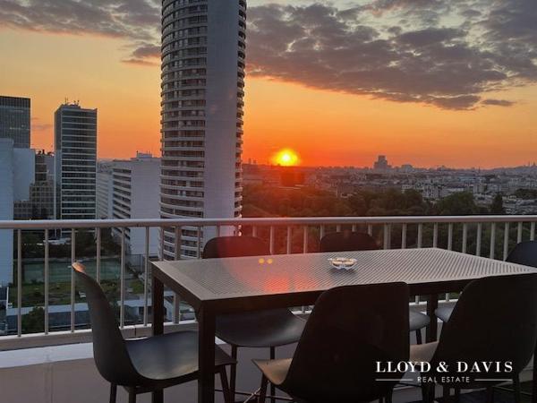 APPARTEMEN DE 160M2 + 50M2 DE TERRASSE EN DERNIER ÉTAGE AVEC VUES EXCETIONELLES.