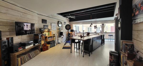 Immeuble avec local professionnel et grand appartement