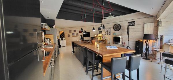 Immeuble avec local professionnel et grand appartement