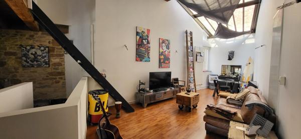 Immeuble avec local professionnel et grand appartement