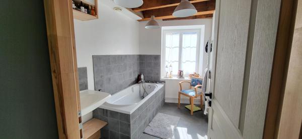 Immeuble avec local professionnel et grand appartement