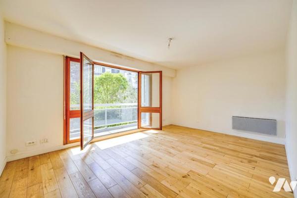  PARIS 15ème - PLACE CHARLES VALLIN (METRO CONVENTION) - APT 2 PIECES 48 M² + BALCON