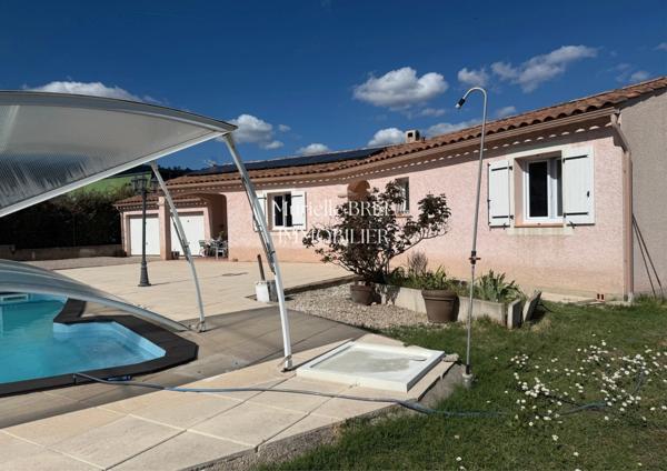 Maison lumineuse de plain-pied avec piscine et beau potentiel – Le Luc