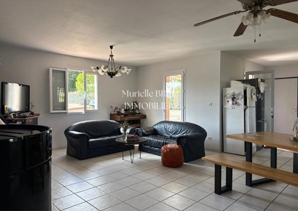 Maison lumineuse de plain-pied avec piscine et beau potentiel – Le Luc