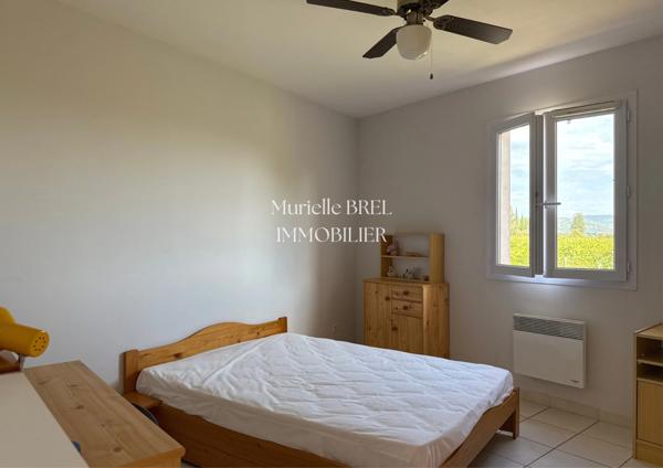 Maison lumineuse de plain-pied avec piscine et beau potentiel – Le Luc