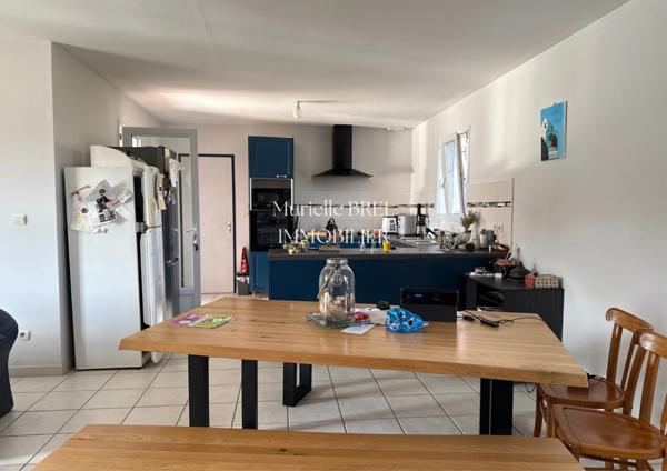 Maison lumineuse de plain-pied avec piscine et beau potentiel – Le Luc