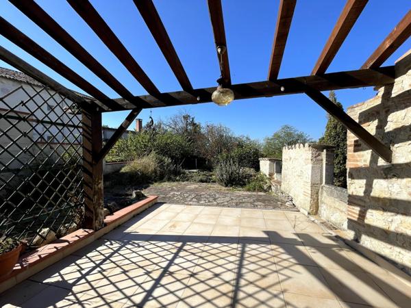 Maison de village avec petit jardin, terrasses et garages