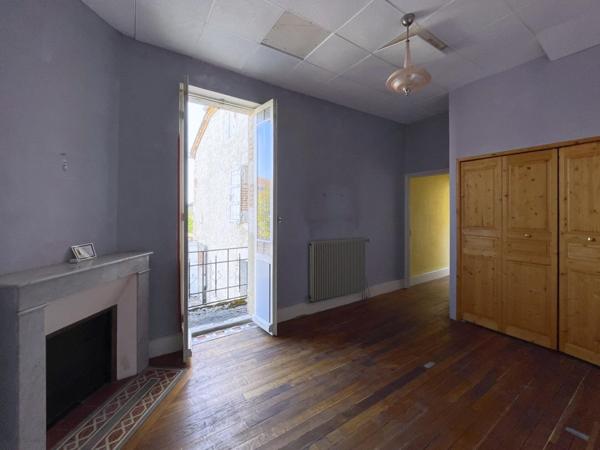 Maison de village avec petit jardin, terrasses et garages