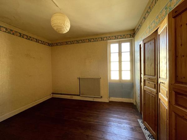 Maison de village avec petit jardin, terrasses et garages