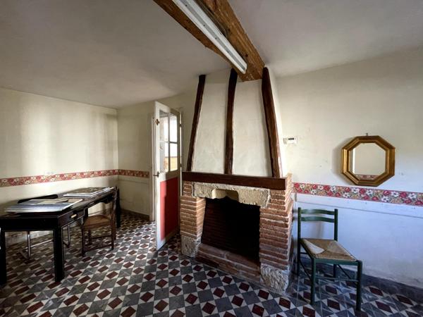 Maison de village avec petit jardin, terrasses et garages