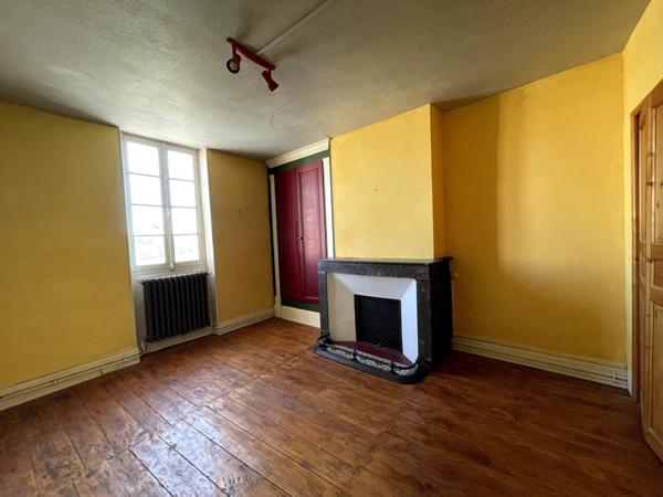 Maison de village avec petit jardin, terrasses et garages