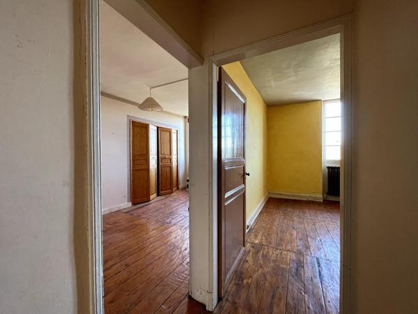 Maison de village avec petit jardin, terrasses et garages