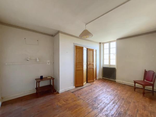 Maison de village avec petit jardin, terrasses et garages