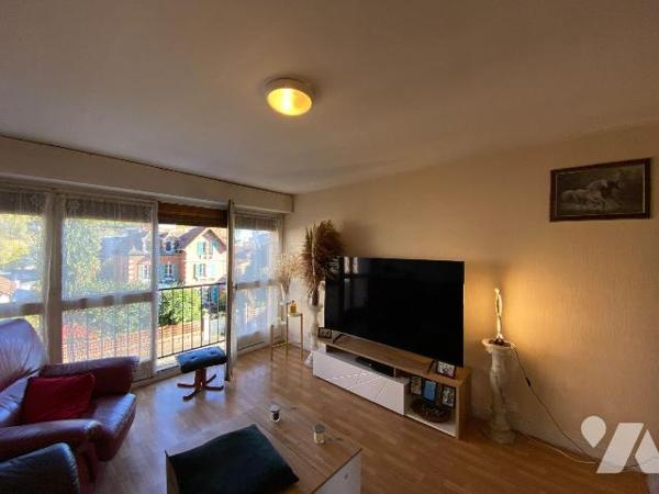 AURILLAC, appartement loué au 3ième étage d'un immeuble avec porte d'entrée sécurisée et ascens...