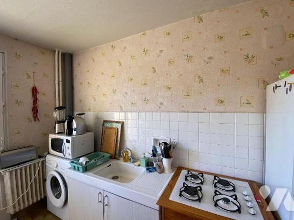 AURILLAC, appartement loué au 3ième étage d'un immeuble avec porte d'entrée sécurisée et ascens...