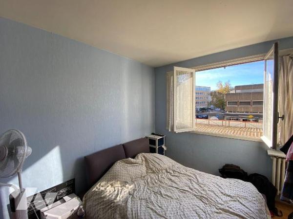 AURILLAC, appartement loué au 3ième étage d'un immeuble avec porte d'entrée sécurisée et ascens...