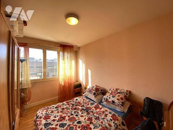 AURILLAC, appartement loué au 3ième étage d'un immeuble avec porte d'entrée sécurisée et ascens...