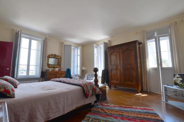 MAISON BOURGEOISE 11 PIECES CENTRE VILLE AU COEUR D'UN PARC DE 2500 m2