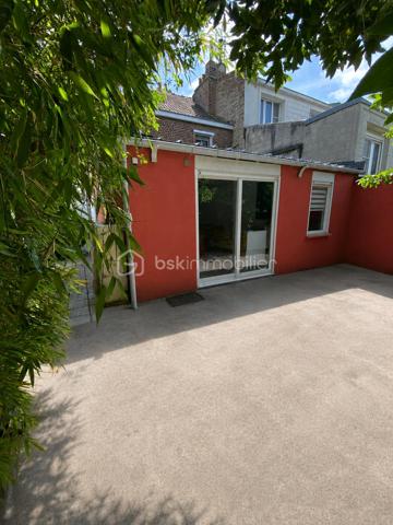 C’est au cœur de la commune de Loos que je vous invite à découvrir cette charmante maison semi individuelle, idéale pour une famille en quête de confort, d’espace et de nature.

Dès l’entrée, vous serez séduit par une agréable pièce de vie de plus de 36 m² comprenant un salon-séjour ouvert sur la cuisine, offrant un espace convivial et chaleureux pour partager de beaux moments en famille ou entre amis. Une salle de bain complète ce niveau.

À l’étage, vous découvrirez trois belles chambres ainsi qu’un espace supplémentaire pouvant être aménagé selon vos envies : bibliothèque, dressing, bureau ou coin lecture.

Au dernier niveau, les combles aménagés offrent une pièce supplémentaire parfaite pour une chambre d’appoint, une salle de jeux ou un espace dédié au télétravail.

Côté confort, la maison est équipée d’un chauffage central au gaz de ville. La chaudière, remplacée en 2025, est encore sous garantie pour une tranquillité d’esprit optimale.

Vous bénéficierez également d’une cave et d’un garage de 18 m².

À l’extérieur, place à la nature ! Vous profiterez d’un terrain de plus de 325 m² dans un environnement verdoyant et authentique très rare sur le secteur.
Les propriétaires laisseront d’ailleurs la serre et le poulailler afin que les futurs acquéreurs puissent en profiter dès leur installation.

✨ Les + de cette maison :
 Plus de 36 m² de pièce de vie
 3 chambres + combles aménagés
Garage de 18 m²
Cave
Chaudière neuve sous garantie
Jardin, serre et poulailler 
Environnement calme et verdoyant
Maison familiale lumineuse pleine de potentiel

Une belle opportunité pour ceux qui recherchent le calme, l’espace et la proximité des commodités.