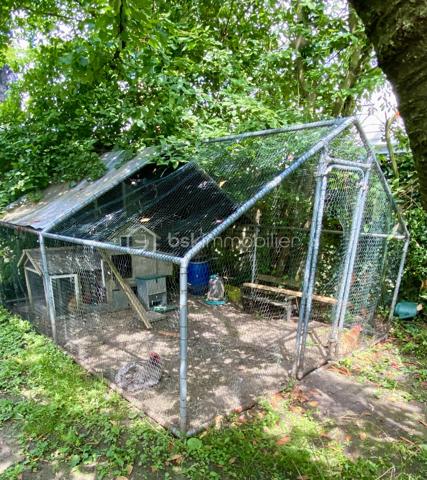 C’est au cœur de la commune de Loos que je vous invite à découvrir cette charmante maison semi individuelle, idéale pour une famille en quête de confort, d’espace et de nature.

Dès l’entrée, vous serez séduit par une agréable pièce de vie de plus de 36 m² comprenant un salon-séjour ouvert sur la cuisine, offrant un espace convivial et chaleureux pour partager de beaux moments en famille ou entre amis. Une salle de bain complète ce niveau.

À l’étage, vous découvrirez trois belles chambres ainsi qu’un espace supplémentaire pouvant être aménagé selon vos envies : bibliothèque, dressing, bureau ou coin lecture.

Au dernier niveau, les combles aménagés offrent une pièce supplémentaire parfaite pour une chambre d’appoint, une salle de jeux ou un espace dédié au télétravail.

Côté confort, la maison est équipée d’un chauffage central au gaz de ville. La chaudière, remplacée en 2025, est encore sous garantie pour une tranquillité d’esprit optimale.

Vous bénéficierez également d’une cave et d’un garage de 18 m².

À l’extérieur, place à la nature ! Vous profiterez d’un terrain de plus de 325 m² dans un environnement verdoyant et authentique très rare sur le secteur.
Les propriétaires laisseront d’ailleurs la serre et le poulailler afin que les futurs acquéreurs puissent en profiter dès leur installation.

✨ Les + de cette maison :
 Plus de 36 m² de pièce de vie
 3 chambres + combles aménagés
Garage de 18 m²
Cave
Chaudière neuve sous garantie
Jardin, serre et poulailler 
Environnement calme et verdoyant
Maison familiale lumineuse pleine de potentiel

Une belle opportunité pour ceux qui recherchent le calme, l’espace et la proximité des commodités.