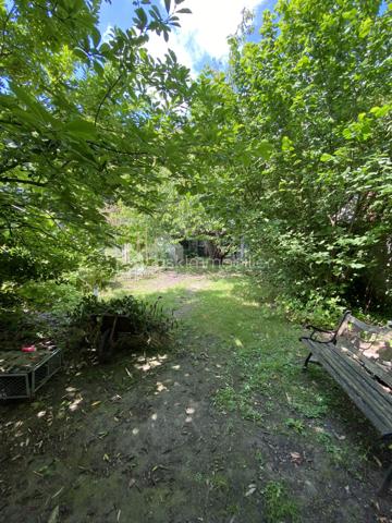C’est au cœur de la commune de Loos que je vous invite à découvrir cette charmante maison semi individuelle, idéale pour une famille en quête de confort, d’espace et de nature.

Dès l’entrée, vous serez séduit par une agréable pièce de vie de plus de 36 m² comprenant un salon-séjour ouvert sur la cuisine, offrant un espace convivial et chaleureux pour partager de beaux moments en famille ou entre amis. Une salle de bain complète ce niveau.

À l’étage, vous découvrirez trois belles chambres ainsi qu’un espace supplémentaire pouvant être aménagé selon vos envies : bibliothèque, dressing, bureau ou coin lecture.

Au dernier niveau, les combles aménagés offrent une pièce supplémentaire parfaite pour une chambre d’appoint, une salle de jeux ou un espace dédié au télétravail.

Côté confort, la maison est équipée d’un chauffage central au gaz de ville. La chaudière, remplacée en 2025, est encore sous garantie pour une tranquillité d’esprit optimale.

Vous bénéficierez également d’une cave et d’un garage de 18 m².

À l’extérieur, place à la nature ! Vous profiterez d’un terrain de plus de 325 m² dans un environnement verdoyant et authentique très rare sur le secteur.
Les propriétaires laisseront d’ailleurs la serre et le poulailler afin que les futurs acquéreurs puissent en profiter dès leur installation.

✨ Les + de cette maison :
 Plus de 36 m² de pièce de vie
 3 chambres + combles aménagés
Garage de 18 m²
Cave
Chaudière neuve sous garantie
Jardin, serre et poulailler 
Environnement calme et verdoyant
Maison familiale lumineuse pleine de potentiel

Une belle opportunité pour ceux qui recherchent le calme, l’espace et la proximité des commodités.