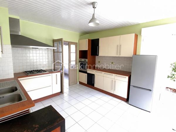 C’est au cœur de la commune de Loos que je vous invite à découvrir cette charmante maison semi individuelle, idéale pour une famille en quête de confort, d’espace et de nature.

Dès l’entrée, vous serez séduit par une agréable pièce de vie de plus de 36 m² comprenant un salon-séjour ouvert sur la cuisine, offrant un espace convivial et chaleureux pour partager de beaux moments en famille ou entre amis. Une salle de bain complète ce niveau.

À l’étage, vous découvrirez trois belles chambres ainsi qu’un espace supplémentaire pouvant être aménagé selon vos envies : bibliothèque, dressing, bureau ou coin lecture.

Au dernier niveau, les combles aménagés offrent une pièce supplémentaire parfaite pour une chambre d’appoint, une salle de jeux ou un espace dédié au télétravail.

Côté confort, la maison est équipée d’un chauffage central au gaz de ville. La chaudière, remplacée en 2025, est encore sous garantie pour une tranquillité d’esprit optimale.

Vous bénéficierez également d’une cave et d’un garage de 18 m².

À l’extérieur, place à la nature ! Vous profiterez d’un terrain de plus de 325 m² dans un environnement verdoyant et authentique très rare sur le secteur.
Les propriétaires laisseront d’ailleurs la serre et le poulailler afin que les futurs acquéreurs puissent en profiter dès leur installation.

✨ Les + de cette maison :
 Plus de 36 m² de pièce de vie
 3 chambres + combles aménagés
Garage de 18 m²
Cave
Chaudière neuve sous garantie
Jardin, serre et poulailler 
Environnement calme et verdoyant
Maison familiale lumineuse pleine de potentiel

Une belle opportunité pour ceux qui recherchent le calme, l’espace et la proximité des commodités.