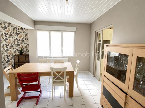 C’est au cœur de la commune de Loos que je vous invite à découvrir cette charmante maison semi individuelle, idéale pour une famille en quête de confort, d’espace et de nature.

Dès l’entrée, vous serez séduit par une agréable pièce de vie de plus de 36 m² comprenant un salon-séjour ouvert sur la cuisine, offrant un espace convivial et chaleureux pour partager de beaux moments en famille ou entre amis. Une salle de bain complète ce niveau.

À l’étage, vous découvrirez trois belles chambres ainsi qu’un espace supplémentaire pouvant être aménagé selon vos envies : bibliothèque, dressing, bureau ou coin lecture.

Au dernier niveau, les combles aménagés offrent une pièce supplémentaire parfaite pour une chambre d’appoint, une salle de jeux ou un espace dédié au télétravail.

Côté confort, la maison est équipée d’un chauffage central au gaz de ville. La chaudière, remplacée en 2025, est encore sous garantie pour une tranquillité d’esprit optimale.

Vous bénéficierez également d’une cave et d’un garage de 18 m².

À l’extérieur, place à la nature ! Vous profiterez d’un terrain de plus de 325 m² dans un environnement verdoyant et authentique très rare sur le secteur.
Les propriétaires laisseront d’ailleurs la serre et le poulailler afin que les futurs acquéreurs puissent en profiter dès leur installation.

✨ Les + de cette maison :
 Plus de 36 m² de pièce de vie
 3 chambres + combles aménagés
Garage de 18 m²
Cave
Chaudière neuve sous garantie
Jardin, serre et poulailler 
Environnement calme et verdoyant
Maison familiale lumineuse pleine de potentiel

Une belle opportunité pour ceux qui recherchent le calme, l’espace et la proximité des commodités.