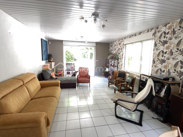 C’est au cœur de la commune de Loos que je vous invite à découvrir cette charmante maison semi individuelle, idéale pour une famille en quête de confort, d’espace et de nature.

Dès l’entrée, vous serez séduit par une agréable pièce de vie de plus de 36 m² comprenant un salon-séjour ouvert sur la cuisine, offrant un espace convivial et chaleureux pour partager de beaux moments en famille ou entre amis. Une salle de bain complète ce niveau.

À l’étage, vous découvrirez trois belles chambres ainsi qu’un espace supplémentaire pouvant être aménagé selon vos envies : bibliothèque, dressing, bureau ou coin lecture.

Au dernier niveau, les combles aménagés offrent une pièce supplémentaire parfaite pour une chambre d’appoint, une salle de jeux ou un espace dédié au télétravail.

Côté confort, la maison est équipée d’un chauffage central au gaz de ville. La chaudière, remplacée en 2025, est encore sous garantie pour une tranquillité d’esprit optimale.

Vous bénéficierez également d’une cave et d’un garage de 18 m².

À l’extérieur, place à la nature ! Vous profiterez d’un terrain de plus de 325 m² dans un environnement verdoyant et authentique très rare sur le secteur.
Les propriétaires laisseront d’ailleurs la serre et le poulailler afin que les futurs acquéreurs puissent en profiter dès leur installation.

✨ Les + de cette maison :
 Plus de 36 m² de pièce de vie
 3 chambres + combles aménagés
Garage de 18 m²
Cave
Chaudière neuve sous garantie
Jardin, serre et poulailler 
Environnement calme et verdoyant
Maison familiale lumineuse pleine de potentiel

Une belle opportunité pour ceux qui recherchent le calme, l’espace et la proximité des commodités.