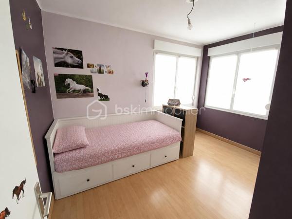 C’est au cœur de la commune de Loos que je vous invite à découvrir cette charmante maison semi individuelle, idéale pour une famille en quête de confort, d’espace et de nature.

Dès l’entrée, vous serez séduit par une agréable pièce de vie de plus de 36 m² comprenant un salon-séjour ouvert sur la cuisine, offrant un espace convivial et chaleureux pour partager de beaux moments en famille ou entre amis. Une salle de bain complète ce niveau.

À l’étage, vous découvrirez trois belles chambres ainsi qu’un espace supplémentaire pouvant être aménagé selon vos envies : bibliothèque, dressing, bureau ou coin lecture.

Au dernier niveau, les combles aménagés offrent une pièce supplémentaire parfaite pour une chambre d’appoint, une salle de jeux ou un espace dédié au télétravail.

Côté confort, la maison est équipée d’un chauffage central au gaz de ville. La chaudière, remplacée en 2025, est encore sous garantie pour une tranquillité d’esprit optimale.

Vous bénéficierez également d’une cave et d’un garage de 18 m².

À l’extérieur, place à la nature ! Vous profiterez d’un terrain de plus de 325 m² dans un environnement verdoyant et authentique très rare sur le secteur.
Les propriétaires laisseront d’ailleurs la serre et le poulailler afin que les futurs acquéreurs puissent en profiter dès leur installation.

✨ Les + de cette maison :
 Plus de 36 m² de pièce de vie
 3 chambres + combles aménagés
Garage de 18 m²
Cave
Chaudière neuve sous garantie
Jardin, serre et poulailler 
Environnement calme et verdoyant
Maison familiale lumineuse pleine de potentiel

Une belle opportunité pour ceux qui recherchent le calme, l’espace et la proximité des commodités.