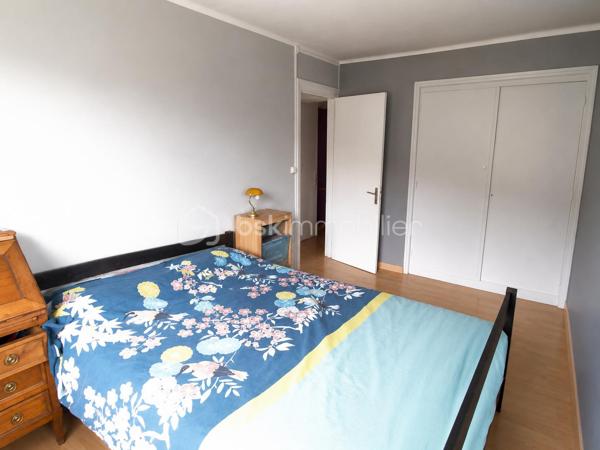 C’est au cœur de la commune de Loos que je vous invite à découvrir cette charmante maison semi individuelle, idéale pour une famille en quête de confort, d’espace et de nature.

Dès l’entrée, vous serez séduit par une agréable pièce de vie de plus de 36 m² comprenant un salon-séjour ouvert sur la cuisine, offrant un espace convivial et chaleureux pour partager de beaux moments en famille ou entre amis. Une salle de bain complète ce niveau.

À l’étage, vous découvrirez trois belles chambres ainsi qu’un espace supplémentaire pouvant être aménagé selon vos envies : bibliothèque, dressing, bureau ou coin lecture.

Au dernier niveau, les combles aménagés offrent une pièce supplémentaire parfaite pour une chambre d’appoint, une salle de jeux ou un espace dédié au télétravail.

Côté confort, la maison est équipée d’un chauffage central au gaz de ville. La chaudière, remplacée en 2025, est encore sous garantie pour une tranquillité d’esprit optimale.

Vous bénéficierez également d’une cave et d’un garage de 18 m².

À l’extérieur, place à la nature ! Vous profiterez d’un terrain de plus de 325 m² dans un environnement verdoyant et authentique très rare sur le secteur.
Les propriétaires laisseront d’ailleurs la serre et le poulailler afin que les futurs acquéreurs puissent en profiter dès leur installation.

✨ Les + de cette maison :
 Plus de 36 m² de pièce de vie
 3 chambres + combles aménagés
Garage de 18 m²
Cave
Chaudière neuve sous garantie
Jardin, serre et poulailler 
Environnement calme et verdoyant
Maison familiale lumineuse pleine de potentiel

Une belle opportunité pour ceux qui recherchent le calme, l’espace et la proximité des commodités.