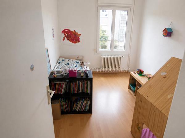 C’est au cœur de la commune de Loos que je vous invite à découvrir cette charmante maison semi individuelle, idéale pour une famille en quête de confort, d’espace et de nature.

Dès l’entrée, vous serez séduit par une agréable pièce de vie de plus de 36 m² comprenant un salon-séjour ouvert sur la cuisine, offrant un espace convivial et chaleureux pour partager de beaux moments en famille ou entre amis. Une salle de bain complète ce niveau.

À l’étage, vous découvrirez trois belles chambres ainsi qu’un espace supplémentaire pouvant être aménagé selon vos envies : bibliothèque, dressing, bureau ou coin lecture.

Au dernier niveau, les combles aménagés offrent une pièce supplémentaire parfaite pour une chambre d’appoint, une salle de jeux ou un espace dédié au télétravail.

Côté confort, la maison est équipée d’un chauffage central au gaz de ville. La chaudière, remplacée en 2025, est encore sous garantie pour une tranquillité d’esprit optimale.

Vous bénéficierez également d’une cave et d’un garage de 18 m².

À l’extérieur, place à la nature ! Vous profiterez d’un terrain de plus de 325 m² dans un environnement verdoyant et authentique très rare sur le secteur.
Les propriétaires laisseront d’ailleurs la serre et le poulailler afin que les futurs acquéreurs puissent en profiter dès leur installation.

✨ Les + de cette maison :
 Plus de 36 m² de pièce de vie
 3 chambres + combles aménagés
Garage de 18 m²
Cave
Chaudière neuve sous garantie
Jardin, serre et poulailler 
Environnement calme et verdoyant
Maison familiale lumineuse pleine de potentiel

Une belle opportunité pour ceux qui recherchent le calme, l’espace et la proximité des commodités.