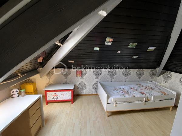C’est au cœur de la commune de Loos que je vous invite à découvrir cette charmante maison semi individuelle, idéale pour une famille en quête de confort, d’espace et de nature.

Dès l’entrée, vous serez séduit par une agréable pièce de vie de plus de 36 m² comprenant un salon-séjour ouvert sur la cuisine, offrant un espace convivial et chaleureux pour partager de beaux moments en famille ou entre amis. Une salle de bain complète ce niveau.

À l’étage, vous découvrirez trois belles chambres ainsi qu’un espace supplémentaire pouvant être aménagé selon vos envies : bibliothèque, dressing, bureau ou coin lecture.

Au dernier niveau, les combles aménagés offrent une pièce supplémentaire parfaite pour une chambre d’appoint, une salle de jeux ou un espace dédié au télétravail.

Côté confort, la maison est équipée d’un chauffage central au gaz de ville. La chaudière, remplacée en 2025, est encore sous garantie pour une tranquillité d’esprit optimale.

Vous bénéficierez également d’une cave et d’un garage de 18 m².

À l’extérieur, place à la nature ! Vous profiterez d’un terrain de plus de 325 m² dans un environnement verdoyant et authentique très rare sur le secteur.
Les propriétaires laisseront d’ailleurs la serre et le poulailler afin que les futurs acquéreurs puissent en profiter dès leur installation.

✨ Les + de cette maison :
 Plus de 36 m² de pièce de vie
 3 chambres + combles aménagés
Garage de 18 m²
Cave
Chaudière neuve sous garantie
Jardin, serre et poulailler 
Environnement calme et verdoyant
Maison familiale lumineuse pleine de potentiel

Une belle opportunité pour ceux qui recherchent le calme, l’espace et la proximité des commodités.