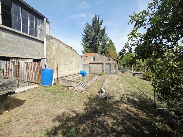 Maison 4 pièces de 110 m² avec grand terrain et dépendances — Stiring- 139 000 €