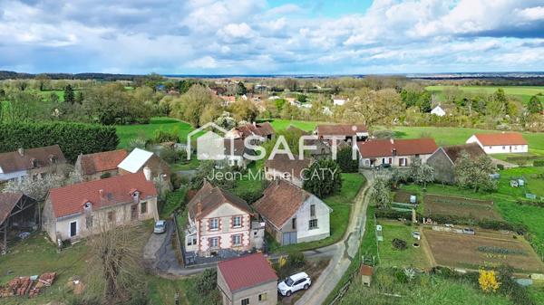 Maison ancienne rénovée avec 3 chambres dans un environnement calme avec un petit étang en commun.