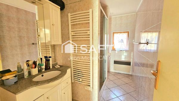 Maison ancienne rénovée avec 3 chambres dans un environnement calme avec un petit étang en commun.