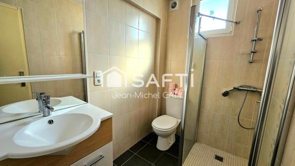 Maison ancienne rénovée avec 3 chambres dans un environnement calme avec un petit étang en commun.