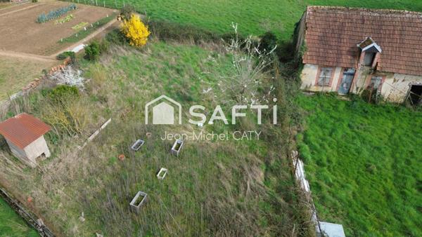 Maison ancienne rénovée avec 3 chambres dans un environnement calme avec un petit étang en commun.