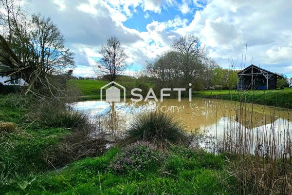 Maison ancienne rénovée avec 3 chambres dans un environnement calme avec un petit étang en commun.