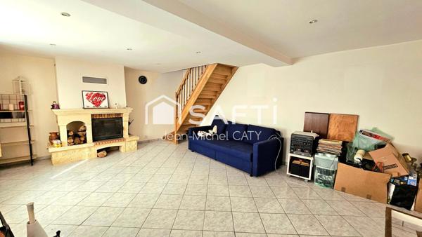 Maison ancienne rénovée avec 3 chambres dans un environnement calme avec un petit étang en commun.