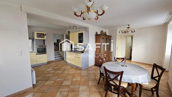 Maison ancienne rénovée avec 3 chambres dans un environnement calme avec un petit étang en commun.